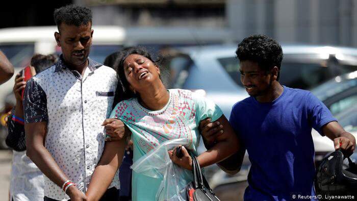 Cidadãos cingaleses choram a morte de centenas de pessoas numa série de explosões em igrejas e hotéis no Sri Lanka.
Foto/ Reprodução