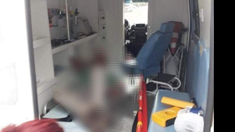 Motociclista causador do acidente dentro da ambulância (Foto: Idest)