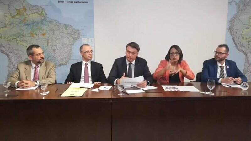 Presidente Jair Bolsonaro e ministro da Educação, Abraham Weintraub, fizeram anúncio durante live (Foto: Reprodução)