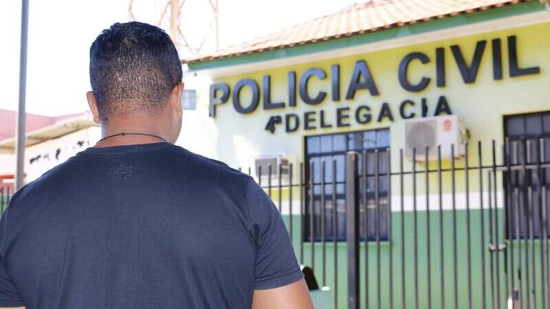 Pais procuraram delegacia de polícia. (Foto: Minamar Junior)