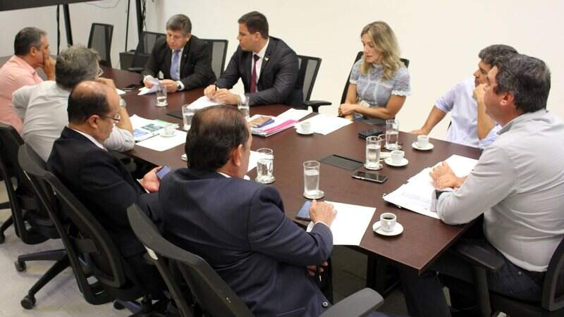 Deputados estão reunidos com secretário de Governo Eduardo Riedel (Foto: Chico Ribeiro/Segov)