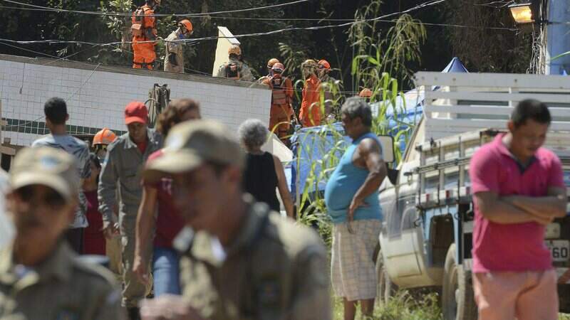 Equipes que atuam na busca e resgate de pessoas após o desabamento dos dois prédios na comunidade da Muzema, continuam as buscas (foto: Tânia Regô - Agência Brasil)