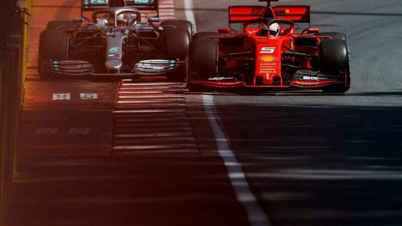 Vettel quase tocou em Hamilton após errar e acabou punido (Foto: Divulgação F1)