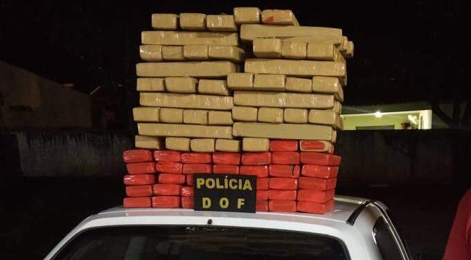Droga estava dividida em tabletes, distribuídos no interior do veículo (Foto: Divulgação/DOF)