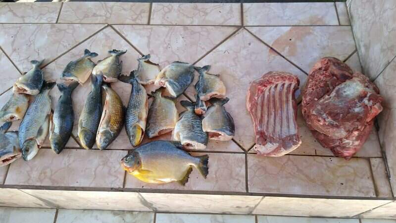 Pescado abaixo do tamanho regular e carne de animal silvestre foram apreendidos (Foto: Divulgação/PMA)