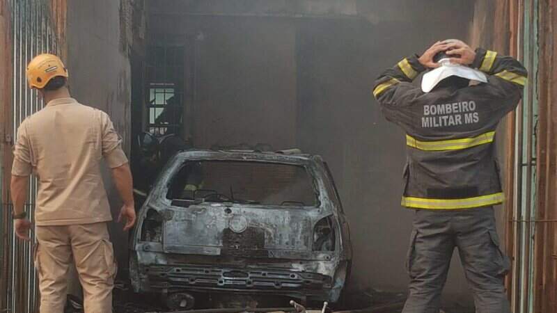 (Moradora foi retirada da casa em chamas por vizinhos. Foto: Mariana Rodrigues)