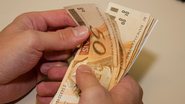 O Governo Federal decidiu encurtar a data limite de saque do abono salarial do PIS/Pasep de até R$ 1.045 pago para quem trabalhou de carteira assinada em 2018