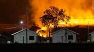 Além de fazendas, o fogo chegou próximo às casas do bairro Vila Bandeiras II. (Foto: Elton Silva)