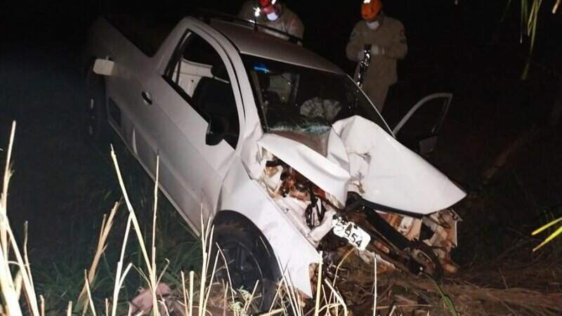 Saveiro ficou destruída após colidir em coqueiro na MS-147. (Foto: MS News)