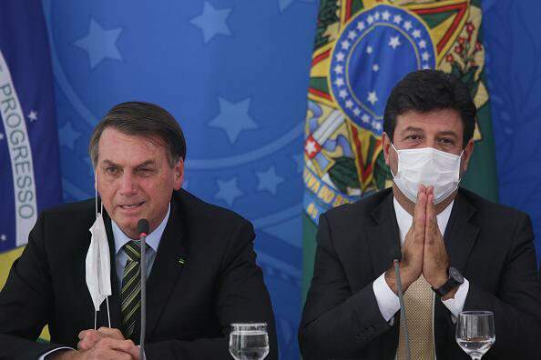 Presidente Jair Bolsonaro ao lado do ex-ministro da Saúde, Luiz Henrique Mandetta, no começo da crise do coronavírus. (Foto: Andre Coelho/Getty Images, Arquivo)