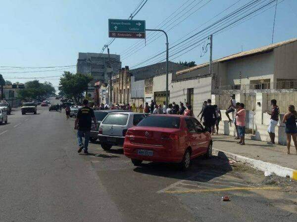 Fiscalização acompanha fila em Corumbá; cidade teve 5 casos de coronavírus. (Foto: Marcelo Fernandes/PMC)