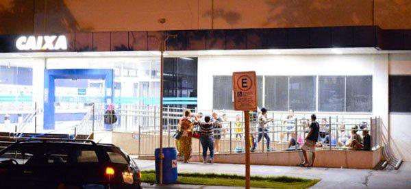Flagrante mostrou pessoas na fila durante a noite, à espera da abertura do banco. (Foto: Anderson Gallo/Diário Corumbaense)
