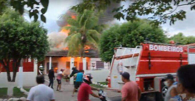 Moradores tentaram ajudar no combate ao incêndio que destruiu casa de padre em MS (Reprodução, Porto Murtinho Notícias)