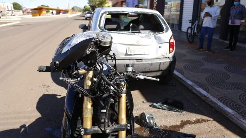 Moto da vítima chegou a atingir um carro. Foto: Leonardo de França