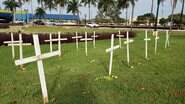 Cruzes lembram número de mortos em Dourados. (Foto: Marcos Morandi) - Cruzes lembram número de mortos em Dourados. (Foto: Marcos Morandi)