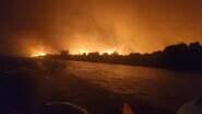 De longe é possível ver as chamas que ameaçam destruir comunidade ribeirinha no Pantanal. (Foto: Divulgação, Bombeiros) - De longe é possível ver as chamas que ameaçam destruir comunidade ribeirinha no Pantanal. (Foto: Divulgação, Bombeiros)