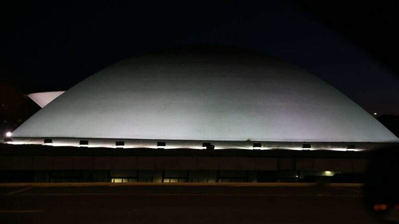 A cúpula menor, voltada para baixo, abriga o Plenário do Senado Federal.