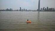 Um homem se prepara para nadar no rio Yangtze em Wuhan, na província de Hubei, na China - Um homem se prepara para nadar no rio Yangtze em Wuhan, na província de Hubei, na China