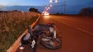Vítima foi atingida enquanto empurrava a motocicleta na MS-156. (Foto: Adalberto Domingos) - Vítima foi atingida enquanto empurrava a motocicleta na MS-156. (Foto: Adalberto Domingos)