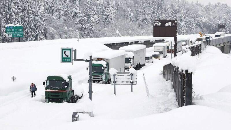 A neve pesada atingiu áreas do norte do Japão, causando congestionamento nas estradas e quedas de energia. (Foto: Reprodução/Shohei Miyano/Kyodo News via AP)