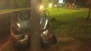Vítima bateu carro de frente com árvore. Foto: Divulgação - Vítima bateu carro de frente com árvore. Foto: Divulgação