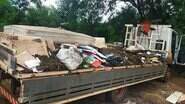 Prefeitura de Dourados está tapando buracos e recolhendo toneladas de lixo dos canteiros.(Foto: Divulgação) - Prefeitura de Dourados está tapando buracos e recolhendo toneladas de lixo dos canteiros.(Foto: Divulgação)