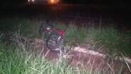 Bicicleta foi atingida por veículo e arremessada a 50 metros. (Foto: Reprodução/Vídeo) - Bicicleta foi atingida por veículo e arremessada a 50 metros. (Foto: Reprodução/Vídeo)