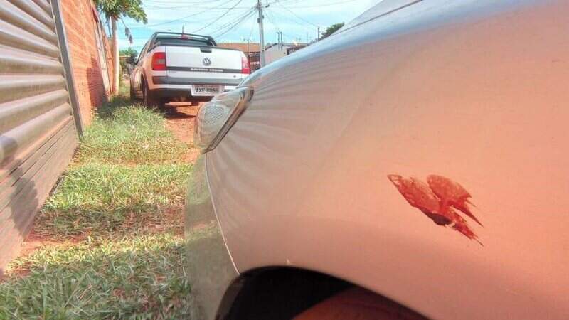 Sangue da vítima em um carro estacionado. (Marcos Ermínio, Jornal Midiamax)