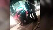 Policiais foram filmados agredindo rapaz (Reprodução) - Policiais foram filmados agredindo rapaz (Reprodução)