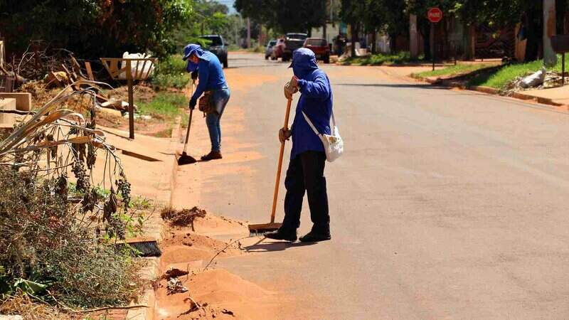 Equipe de limpeza em rua de Nova Alvorada do Sul
