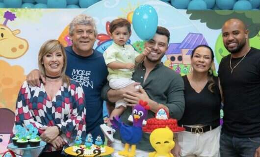 Na imagem, o ex de Marília Mendonça e pai de Léo, Murilo Huff, aparece junto da família da cantora