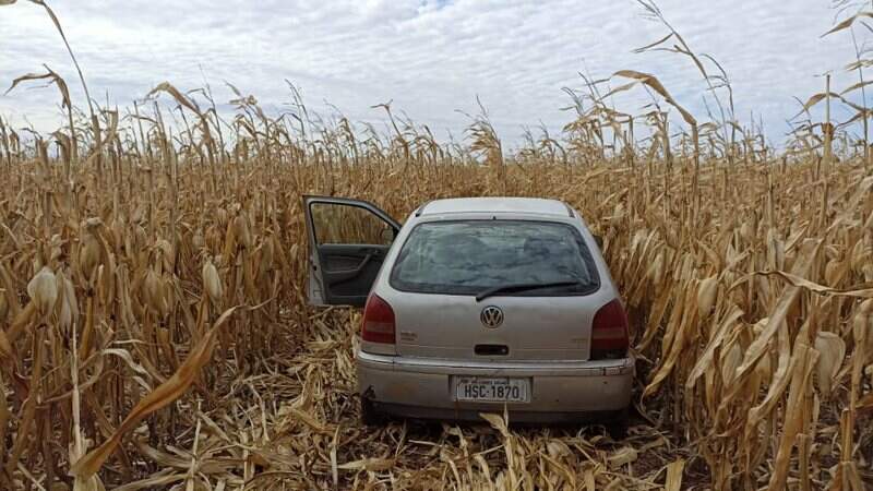 Carro foi abandonado pelo traficante