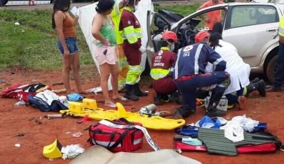 Com o impacto, os veículos foram arremessados para fora da pista