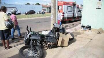 Motociclista atingiu o poste após a colisão - (Foto: Leonardo de França, Midiamax)