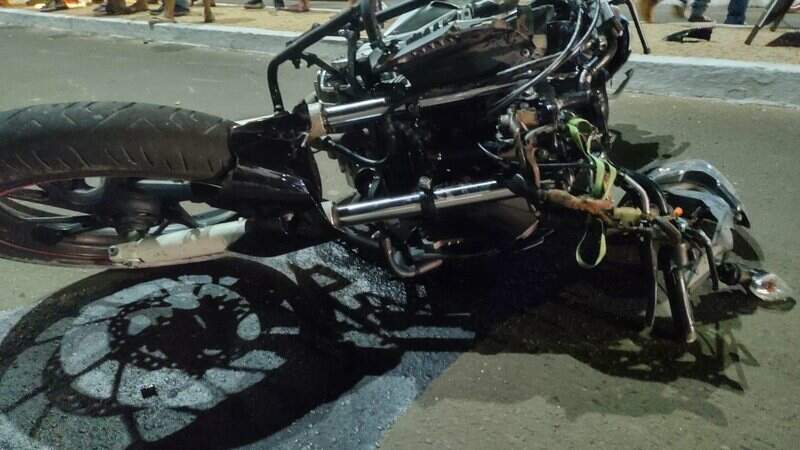Acidente aconteceu durante a madrugada e Honda Twister ficou destruída