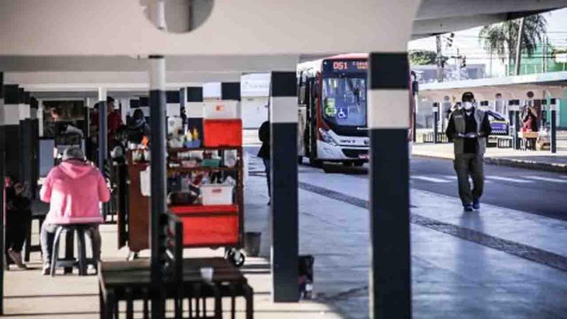 Passageiros em terminal de ônibus de Campo Grande