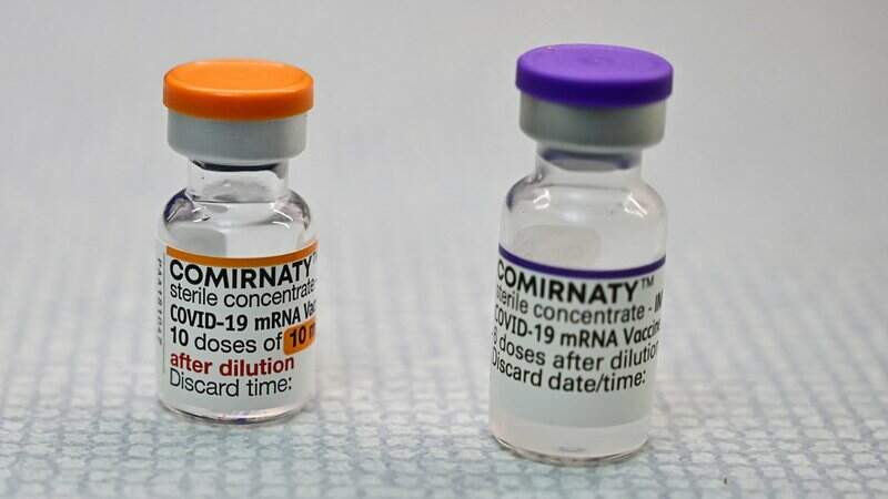 Frascos da vacina da Pfizer em versão pediátrica (laranja) e a partir dos 12 anos (roxa)