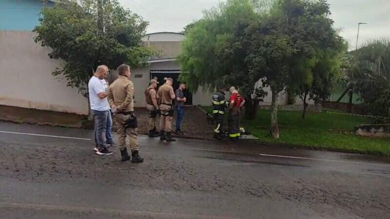 Policiais na casa da mulher