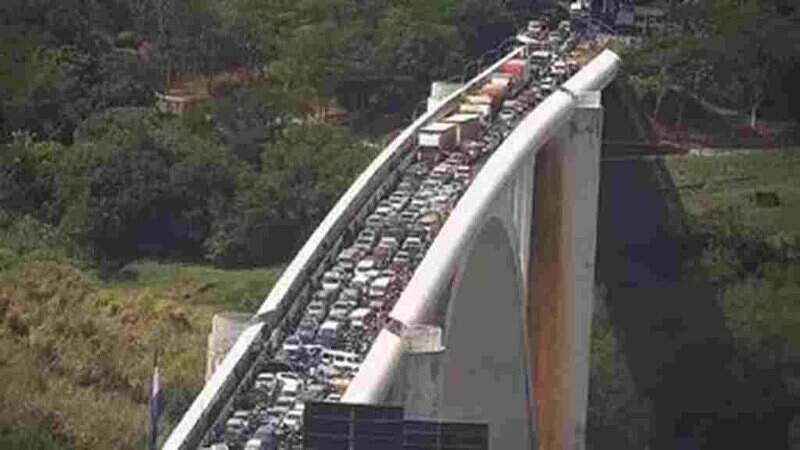 Milhares de veículos paraguaios já cruzaram a ponte da amizade rumo ao Brasil