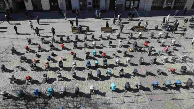 População posicionou carrinhos de bebê em praça de Lviv para protestar contra morte de crianças