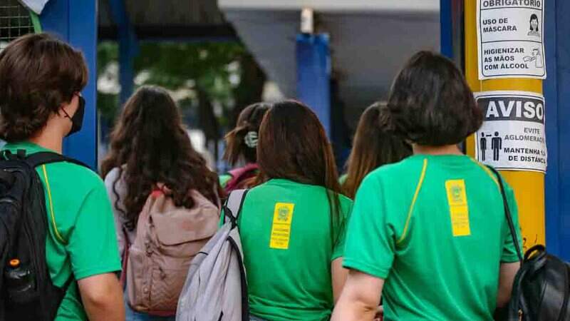 Escolas voltam a receber 100% dos alunos nesta segunda-feira