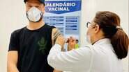 Rodrigo Hilbert tomou a 1ª dose do imunizante nesta terça-feira (6) pelo SUS - (Foto: Reprodução/Instagram)