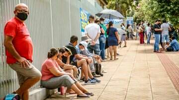 Pacientes aguardam nova remessa de senha desde às 6h30. - (Foto: Marcos Ermínio)