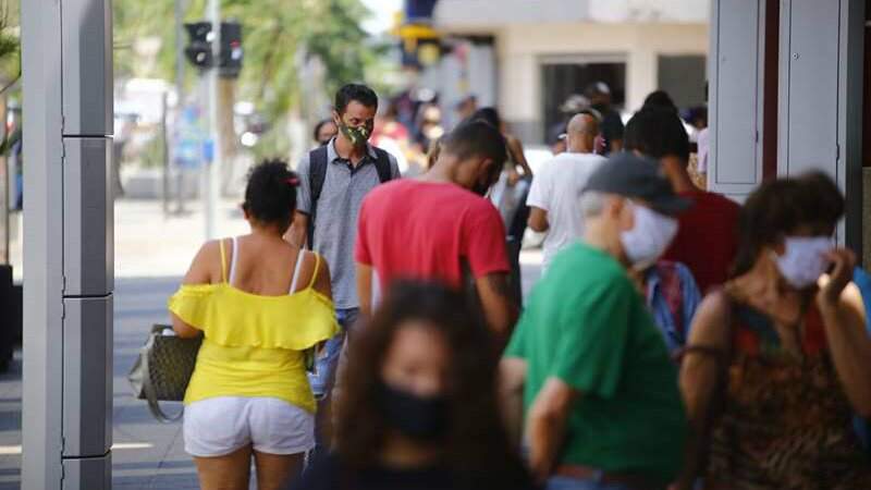 Movimento de pessoas com máscaras nas ruas de Campo Grande