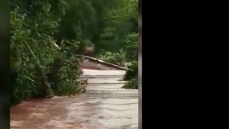 Vídeos mostram uma ponte sendo destruída pela água