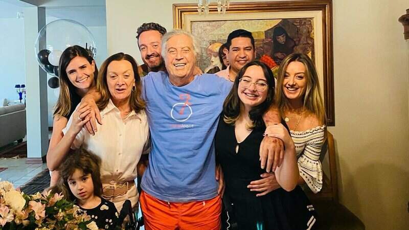 Vice-governador ao centro, com a família