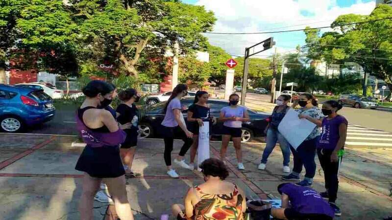 Bailarinas fazem verdadeiros espetáculos nas ruas de Campo Grande