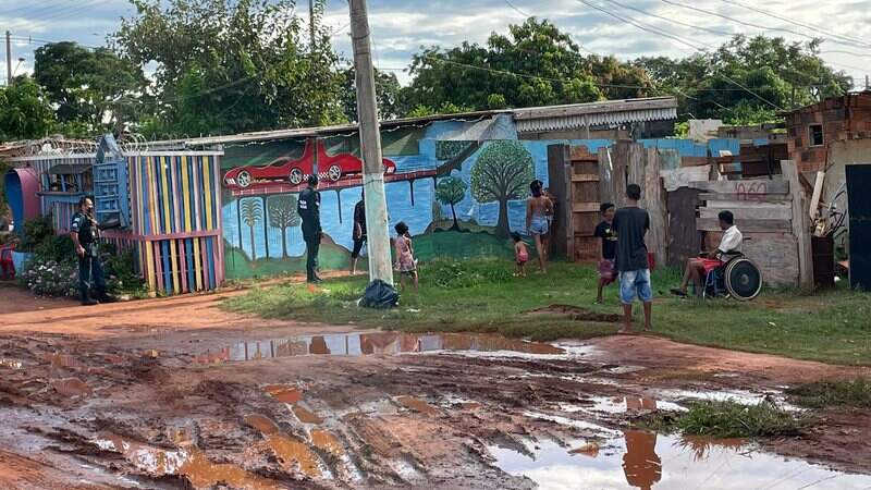 A casa do casal é localizada dentro de uma viela