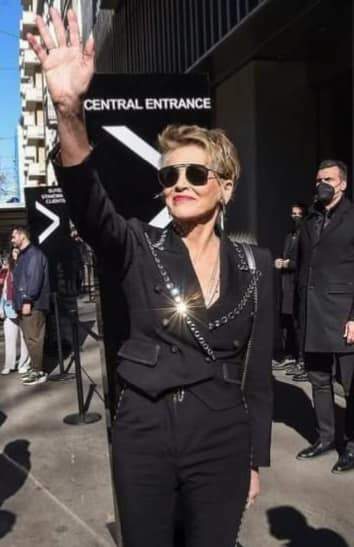 274923301 379840264144119 3645985294730732364 n - Sharon Stone deslumbrante no desfile da Dolce & Gabbana em Milão, durante a Milan Fashion Week.