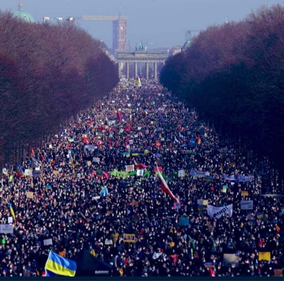 275006192 380514190743393 6529233062700028775 n - Milhares participam de marcha de solidariedade à Ucrânia em Berlim